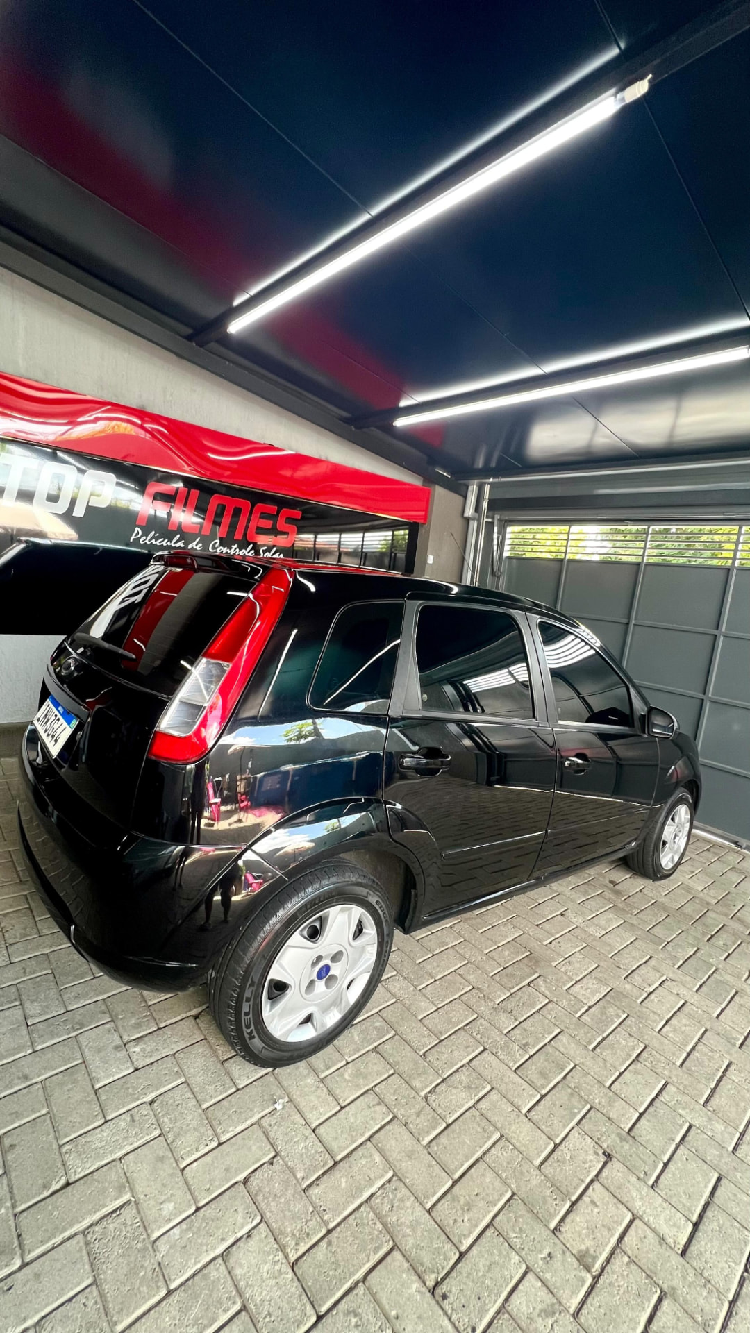 Ford Fiesta preto com película aplicada nos vidros