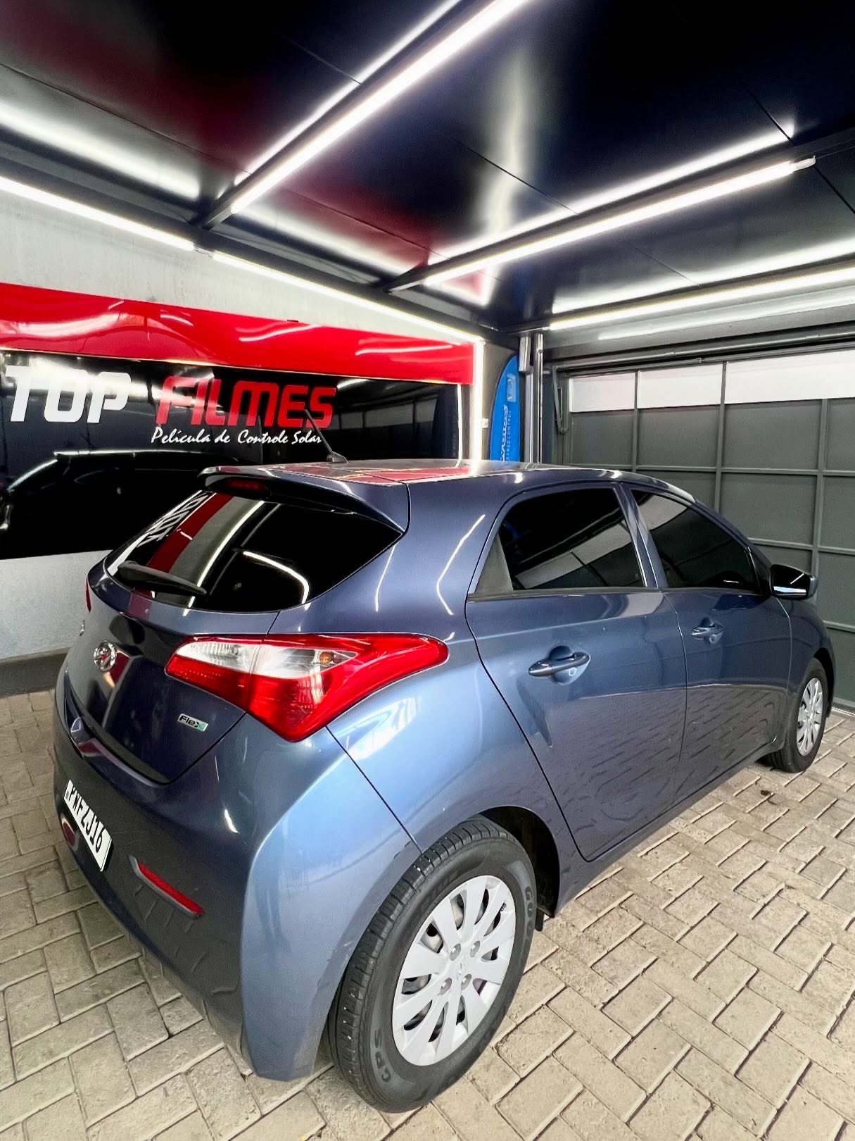 Hyundai HB20 com película escura recém-aplicada na Top Films