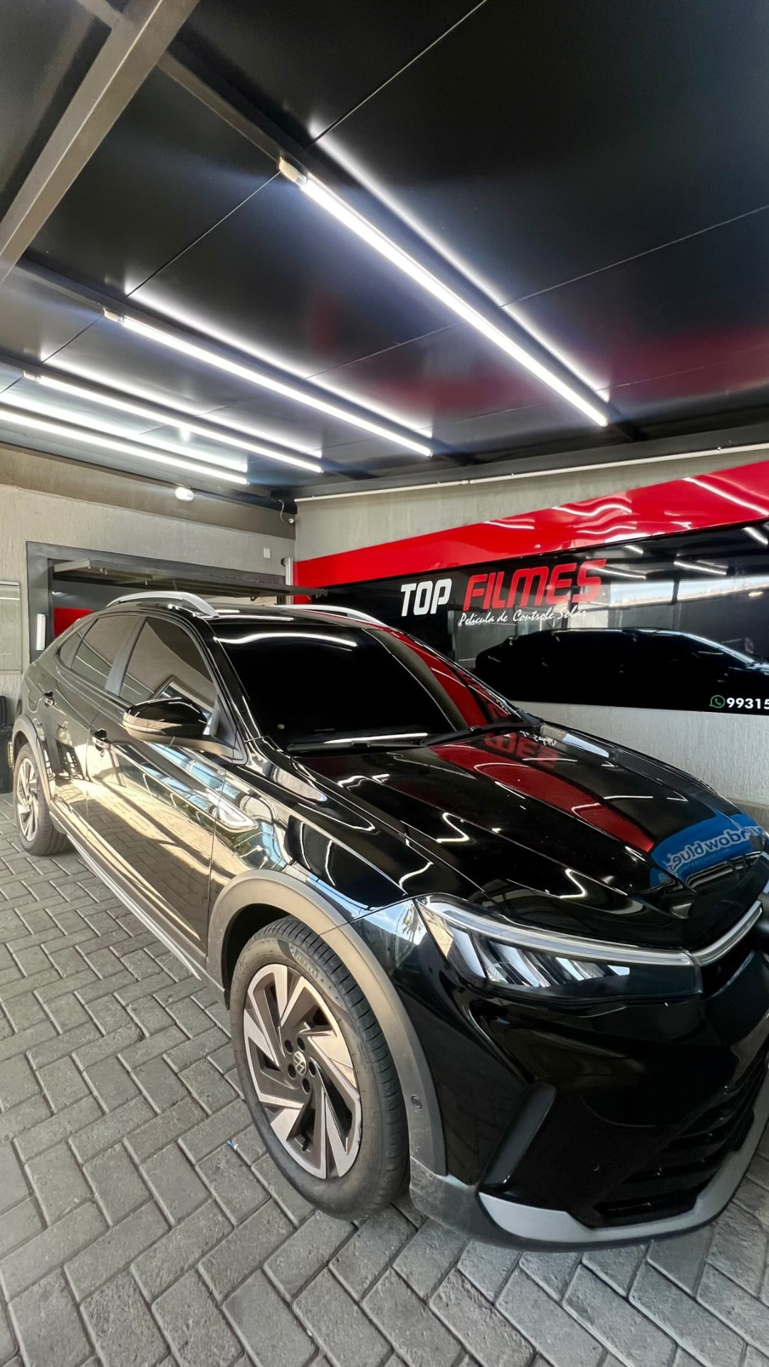 SUV preto na oficina Top Films com iluminação profissional